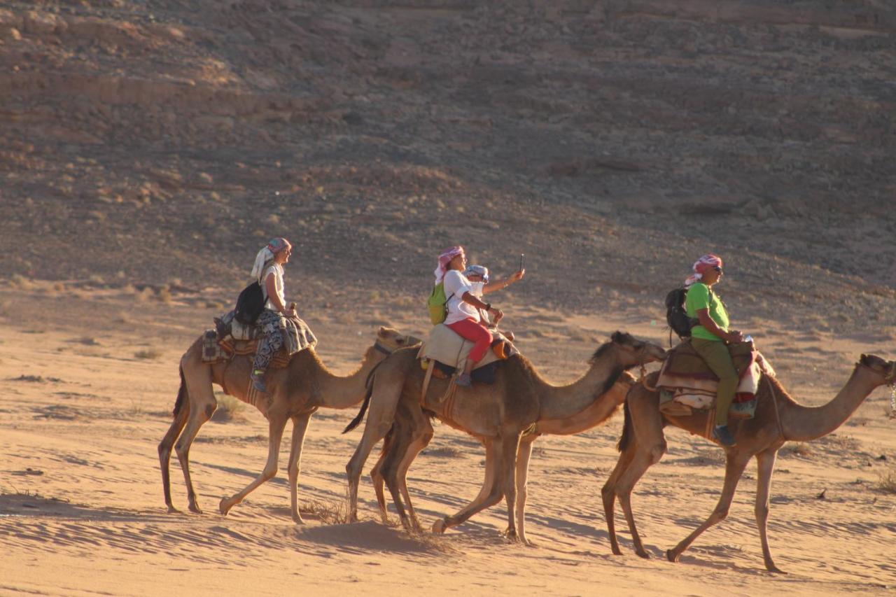 Rum Warm Bubble Camp Hotel Wadi Rum Bagian luar foto