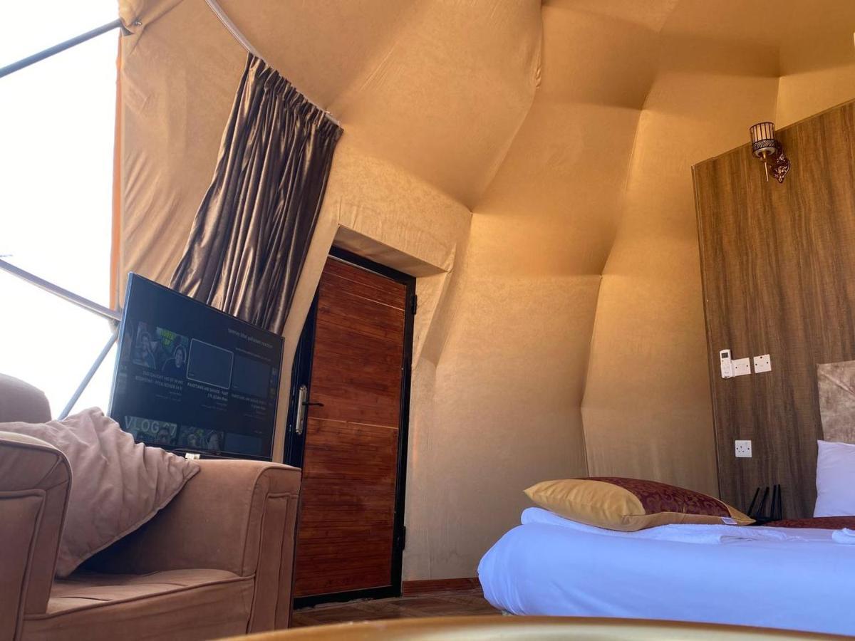 Rum Warm Bubble Camp Hotel Wadi Rum Bagian luar foto