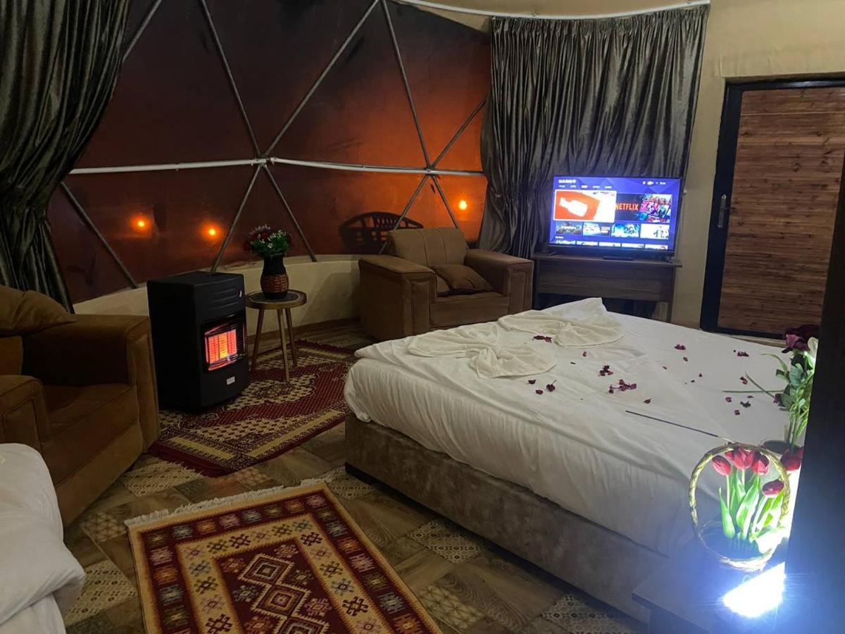 Rum Warm Bubble Camp Hotel Wadi Rum Bagian luar foto